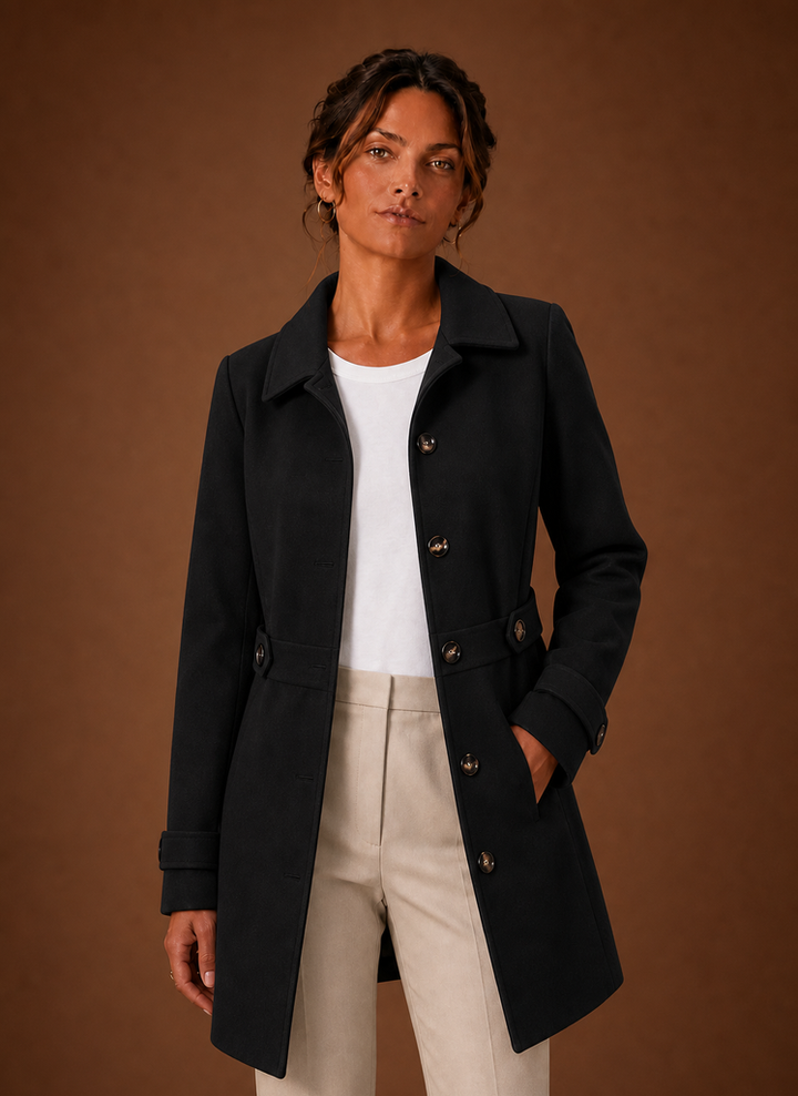 Eleganter cremefarbener Damen Trenchcoat in Midilänge mit Knopfleiste.