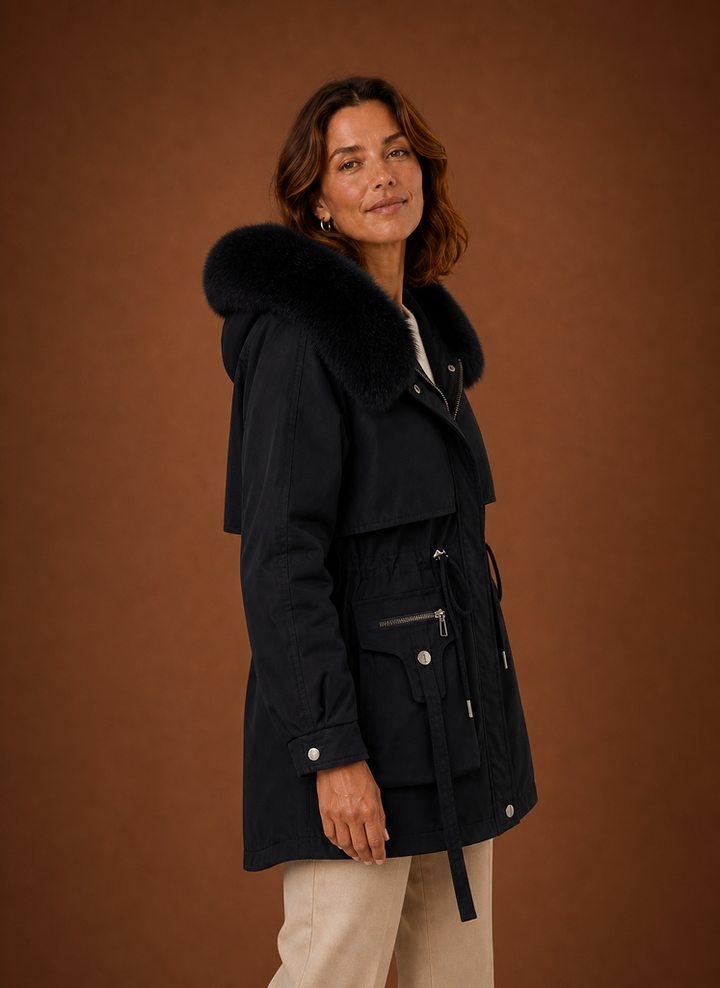 Modell trägt Damen Parka mit Kunstfellkapuze. Stilvolle Winterjacke, perfekt für kalte Tage & Outdoor.