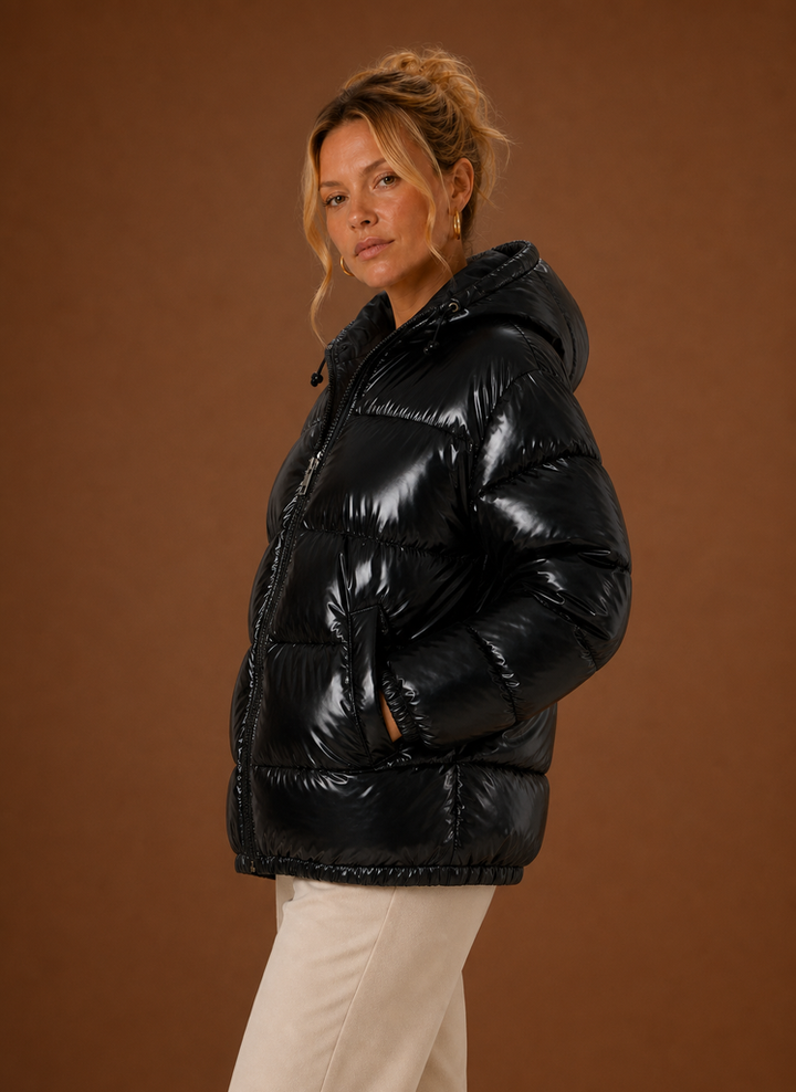 Seitliche Ansicht der weinroten Oversized Steppjacke, bequeme Passform für Damen.