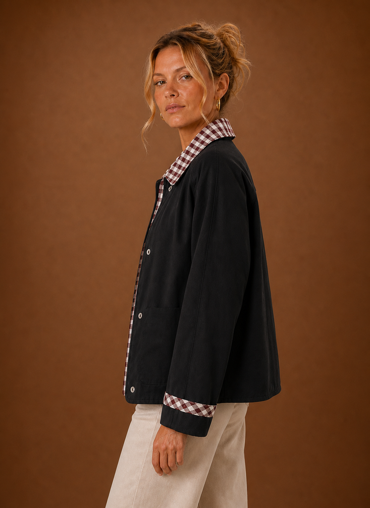 Feminine Fieldjacke für Damen, karierter Kragen, stilvolle Jacke für die Übergangszeit.