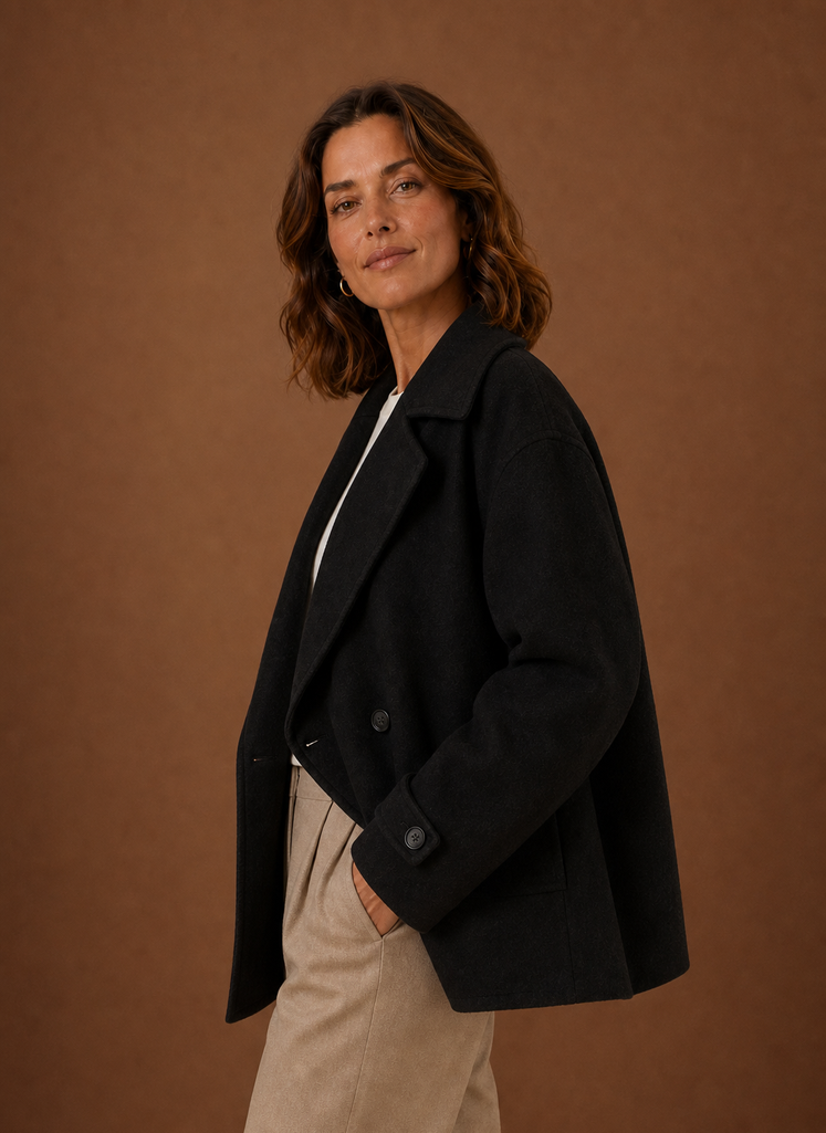 Moderner Damen Mantel, klassischer Schnitt. Eleganter Übergangsmantel mit Knopfleiste, perfekt für die Herbst-Mode.