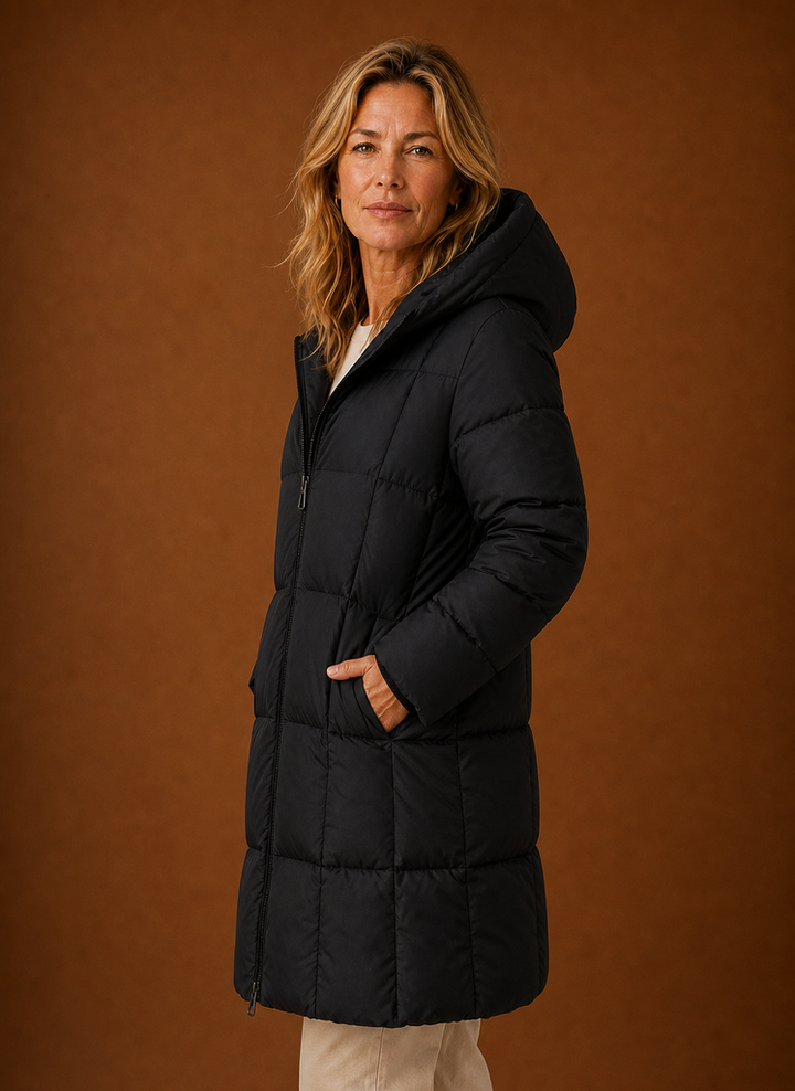 Vielseitiger schwarzer Damen Steppmantel, lang und elegant, mit praktischer Kapuze für den Winter.