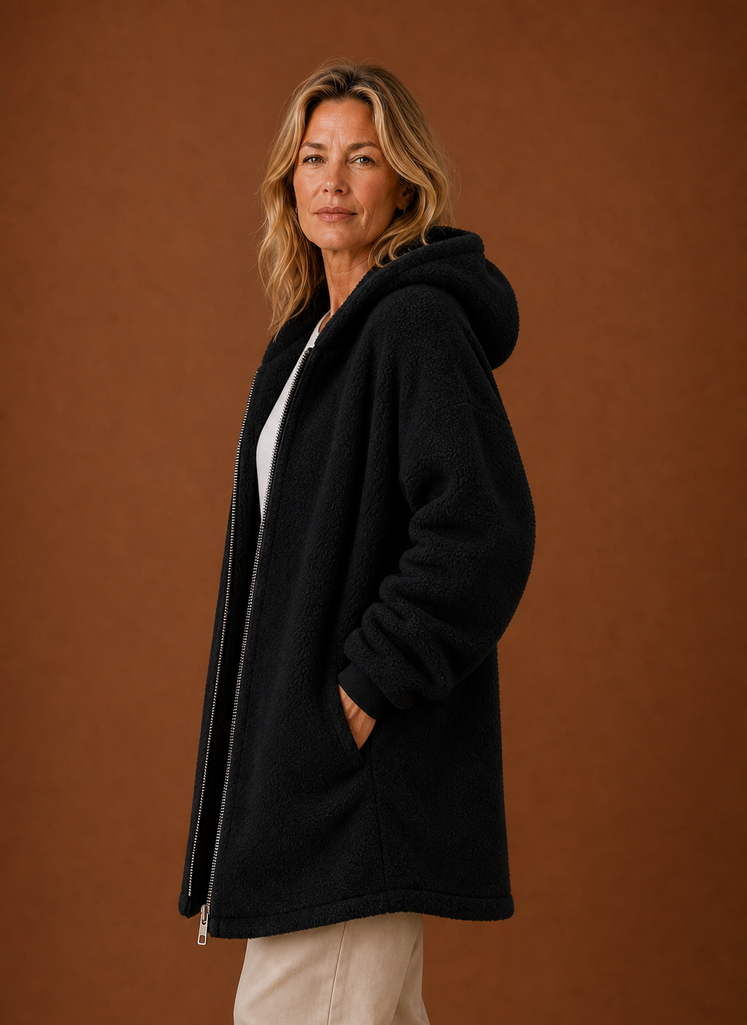 Weiche Damen Winterjacke mit Kapuze, lang geschnitten & extra kuschelig.