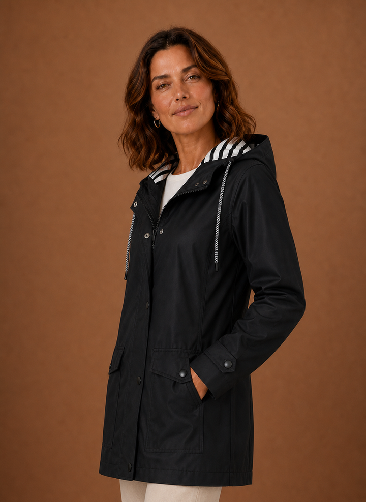 Vielseitiger Damen Trenchcoat mit Kapuze. Ideal für Outdoor und Businesslook im Herbst.