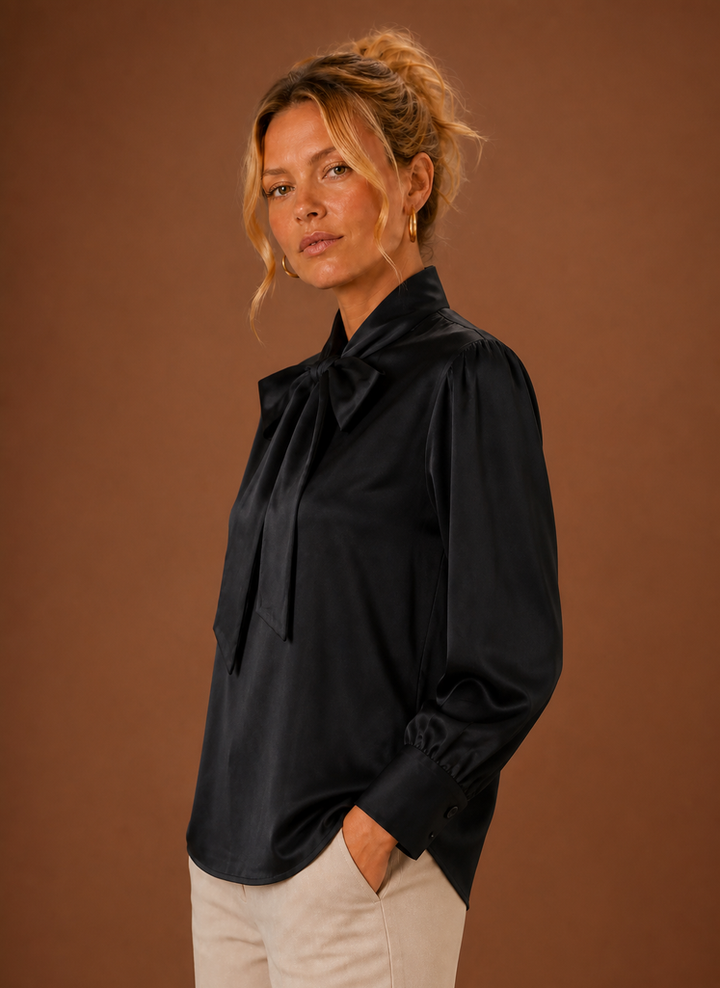 Trendige schwarze Satin-Bluse für Damen, mit Schleife, perfekt für den Business-Look.