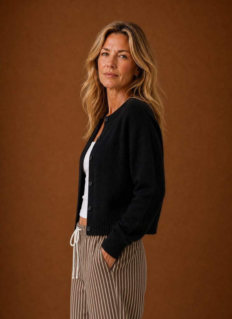 Weiche Strickjacke für Damen mit Rundhals und Knöpfen. Bequemer Cardigan für den täglichen Komfort.