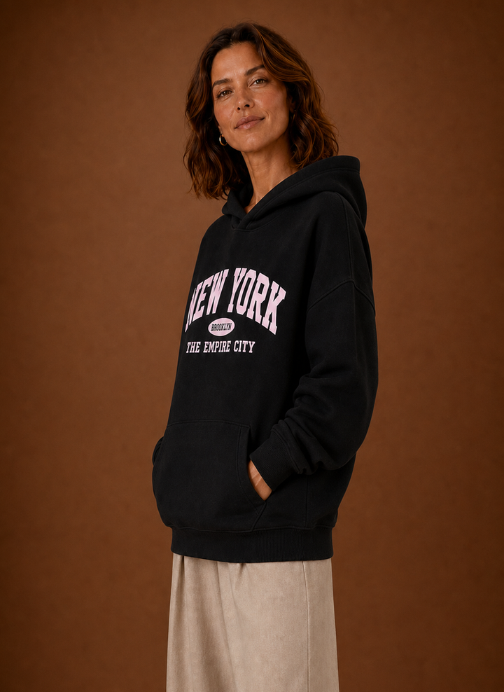 Nahaufnahme des Trend-Prints auf dem grauen Damen Oversized Kapuzenpullover, stylisch für Winter.
