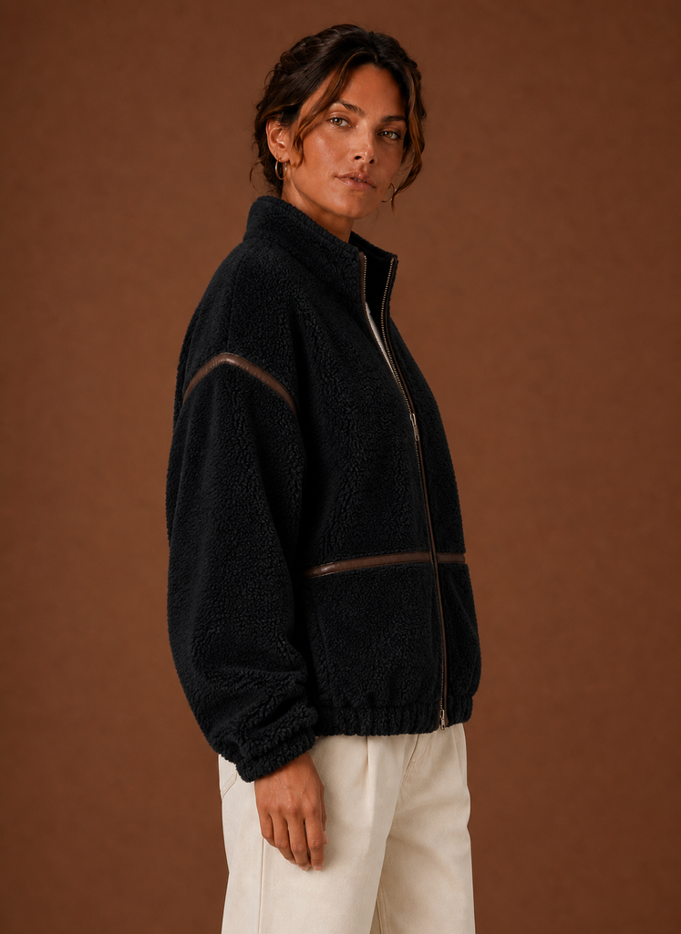 Weiche weiße Damen Sherpa-Jacke, gemütliche Oberbekleidung mit Reißverschluss für Winter und Herbst.