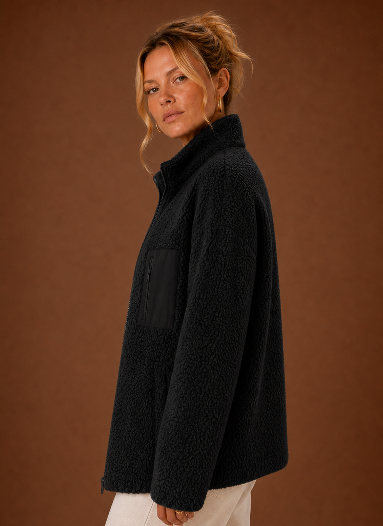 Stilvolle Damen Sherpa-Reißverschlussjacke. Locker fallend, zeigt modernes Design für Herbstmode.