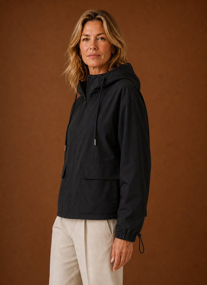 Moderne Übergangsjacke für Damen mit Kapuze und Reißverschluss, leicht und bequem.