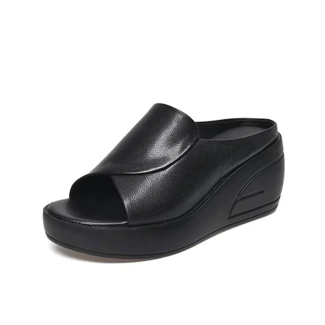 Bequeme Damen Wedge-Pantoletten, ideal als Sommerschuhe. Orthopädische Einlagen für Fussgesundheit.