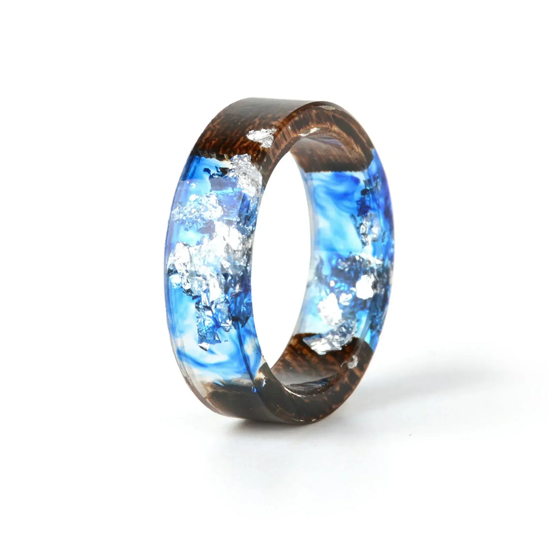 Unisex-Schmuck: Handgefertigter Holzharzring mit modernem Design und vielfältigen Farbakzenten.