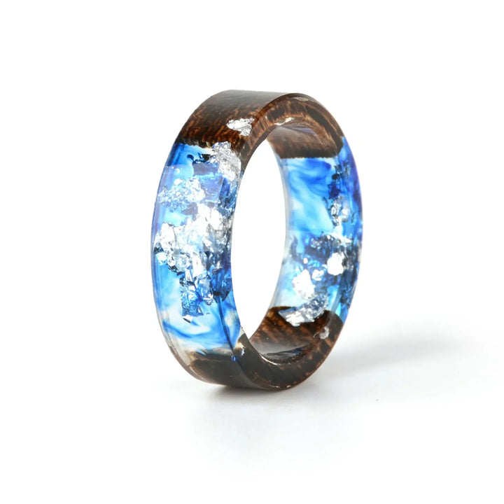 Unisex-Schmuck: Handgefertigter Holzharzring mit modernem Design und vielfältigen Farbakzenten.