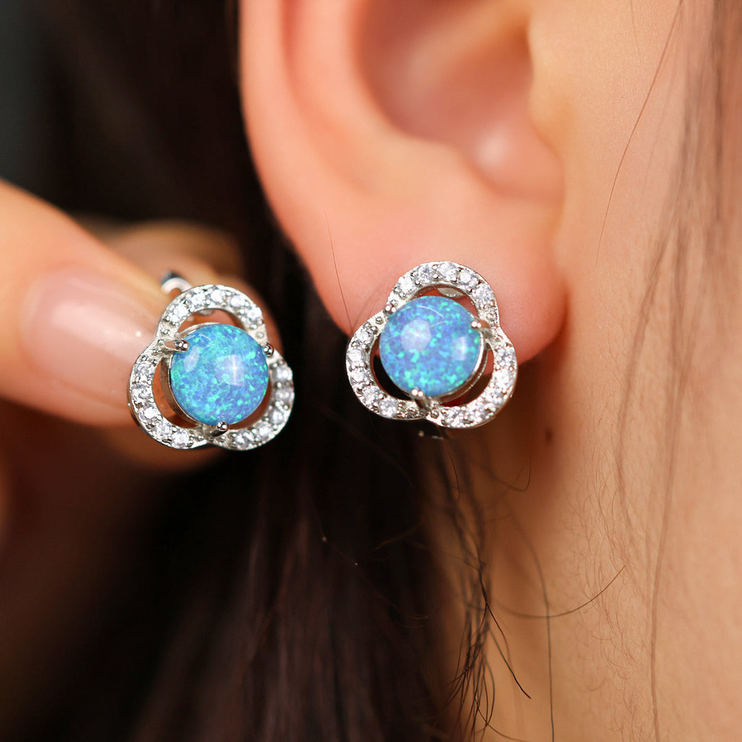 Perfektes Geschenk: Zarte Damen Kleeblatt Ohrringe mit Opal und Zirkonia, symbolisieren Glück.