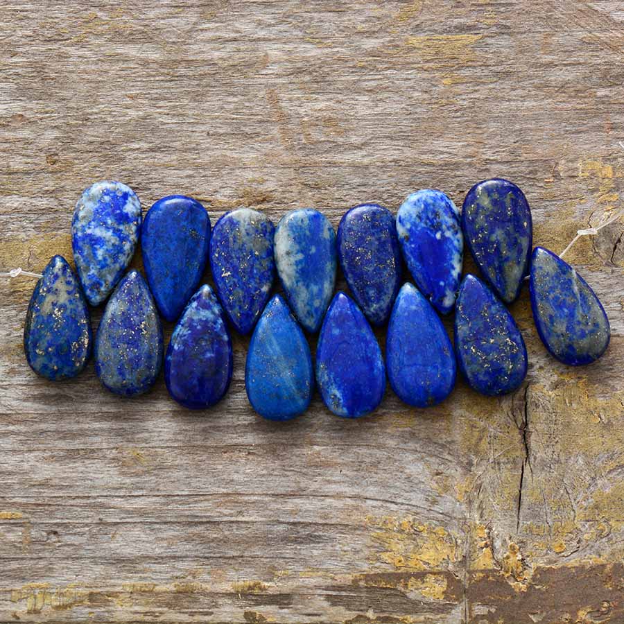 Damen-Ohrringe mit leuchtenden Lapislazuli-Teardrops, perfekt für elegante Outfits. Handgemachter blauer Edelsteinschmuck.