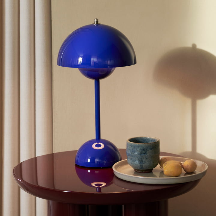 Kabellose dimmbare LED Büroleuchte, Tischlampe, modern, mit fokussiertem Stimmungslicht.