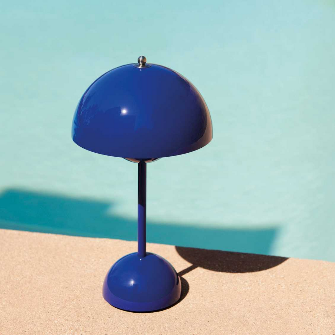 Dimmbare LED Tischlampe, kabellos, modernes Design, schafft ein stilvolles Ambiente.