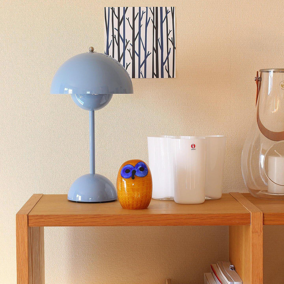 Dimmbare LED Tischlampe, kabellos, modernes Ambiente, ideal für gemütliche Abende.