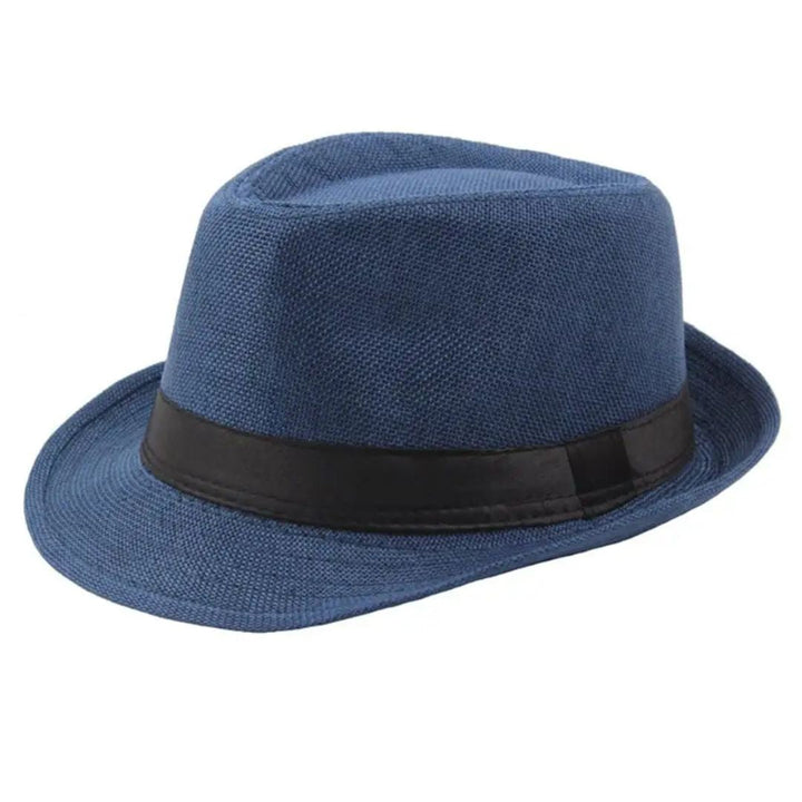 Nahaufnahme eines eleganten Unisex Fedora Huts. Modischer Jazzhut mit feiner Textur für Herbst-Outfits.