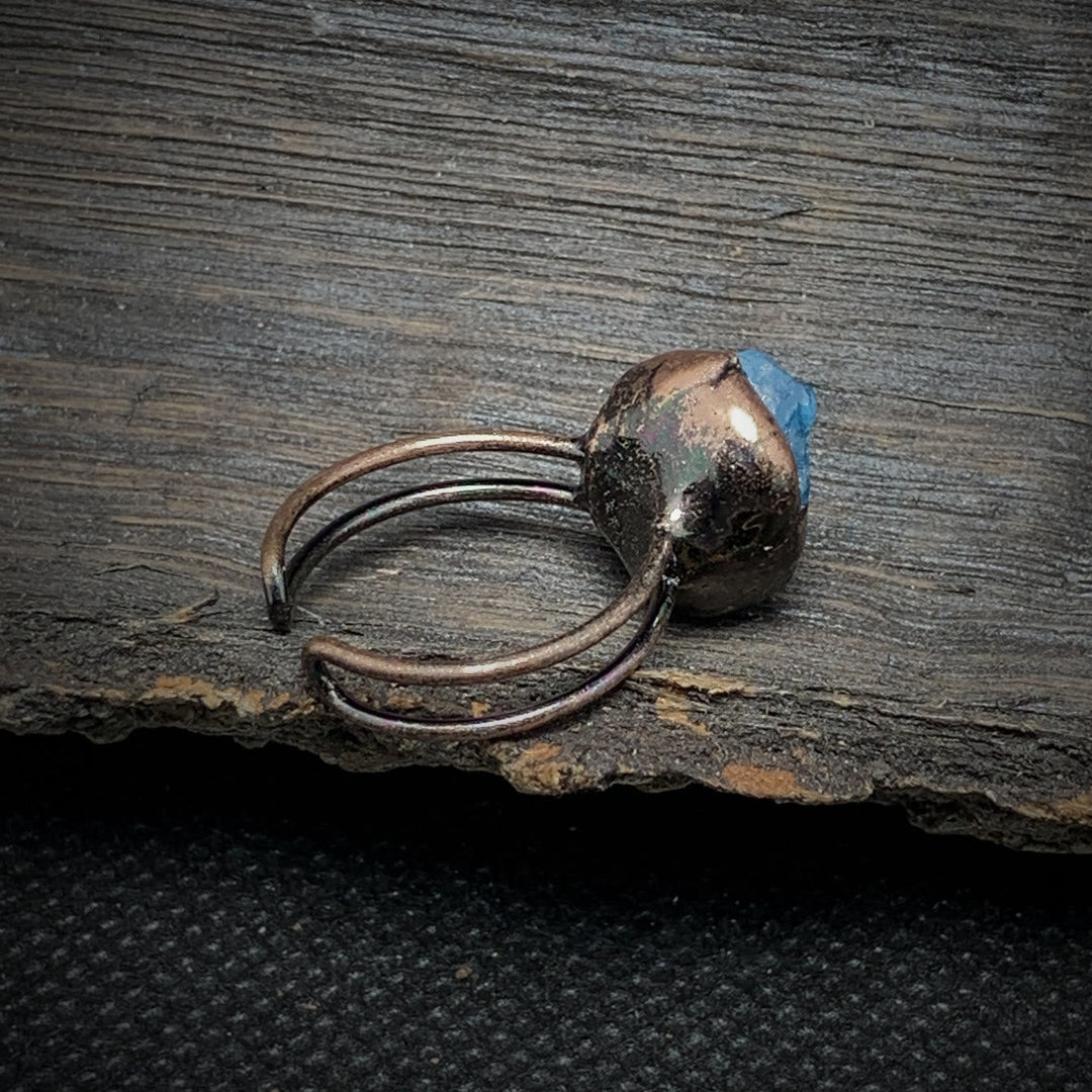 Frauenring mit Rohstein Geburtsstein, verstellbar. Edler Naturstein Schmuck für Frauen.