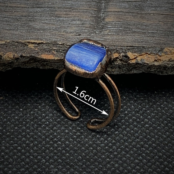 Eleganter verstellbarer Rohsteinring. Geburtsstein Naturstein Schmuck für Damen, edel.
