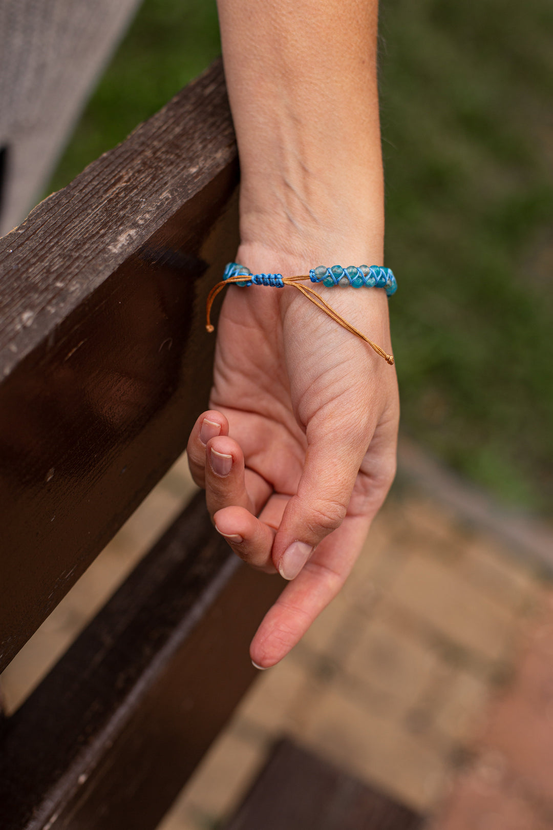 Verstellbares, rundes Damenarmband aus blauem Opal, fördert Kreativität und Gelassenheit.