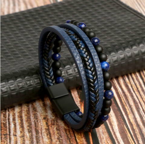 Trendiges Herrenarmbandset, bestehend aus schwarzem Flechtarmband und stilvollem Perlenarmband. Moderner Look.