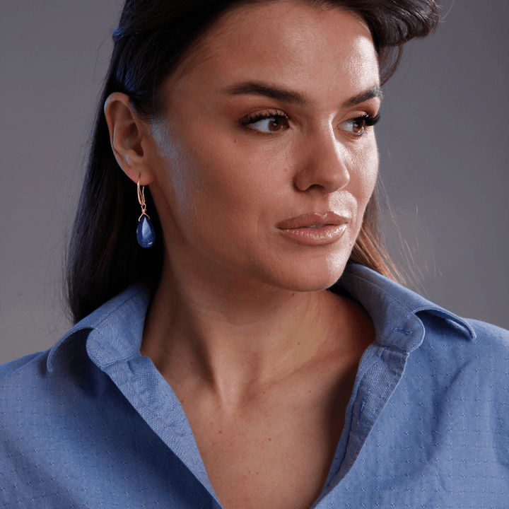 Handgemachte blaue Lapislazuli-Ohrringe in Teardrop-Form. Eleganter Edelsteinschmuck für Damen, auch als Geschenk.