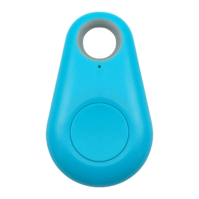 Hand befestigt Haustier GPS Tracker am Hundehalsband; einfache Anbringung.