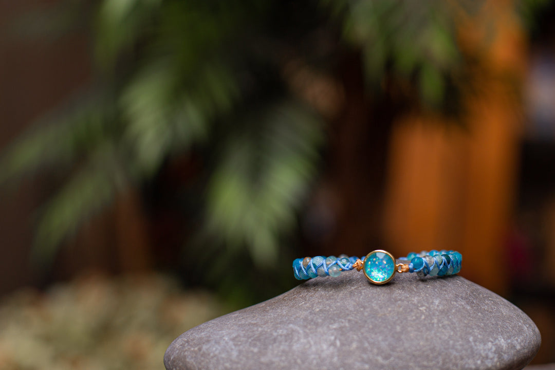 Hypnotisierendes blaues Opalarmband für Damen, runder, verstellbarer Edelstein-Schmuck.