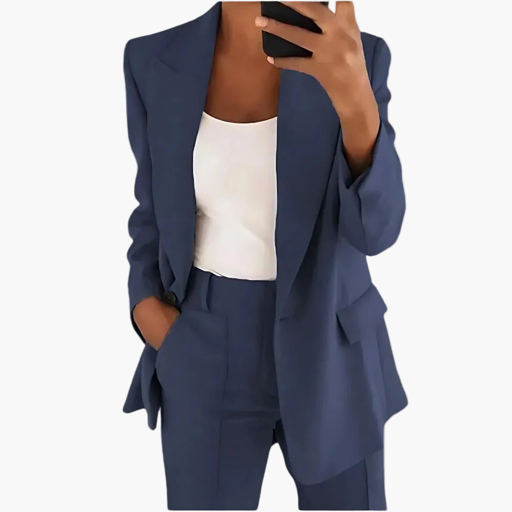 Stilvoller Damen Blazer aus dem Hosenanzug-Set. Formelle Businesskleidung für elegante Auftritte im Büro.