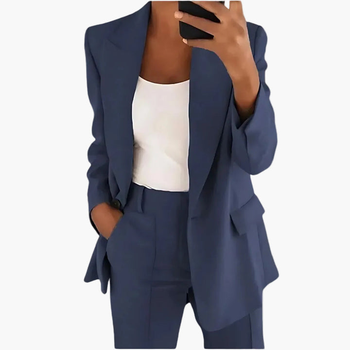 Stilvoller Damen Blazer aus dem Hosenanzug-Set. Formelle Businesskleidung für elegante Auftritte im Büro.