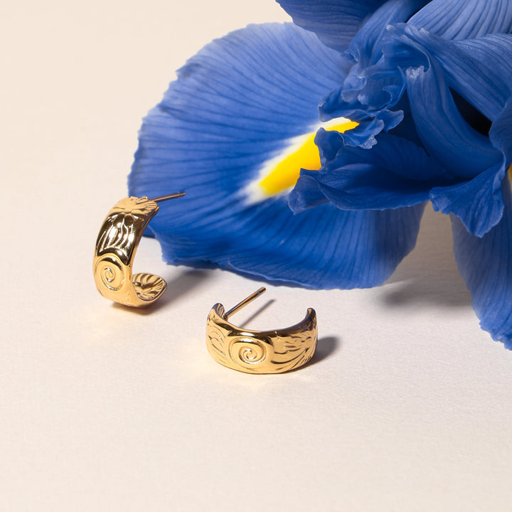 Moderne Damen Goldohrringe, halboffene Creolen mit einzigartigem Blumenmuster. Wasserdicht, langlebig & PVD-beschichtet.
