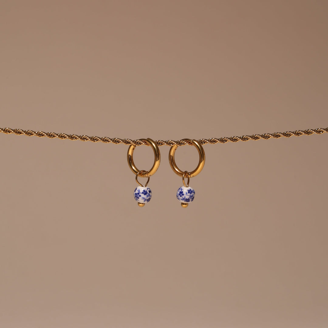Set aus Gold Creolen für Damen, mit zartem floralem Anhänger. Wasserdicht, hypoallergen und perfekt für jeden Anlass.