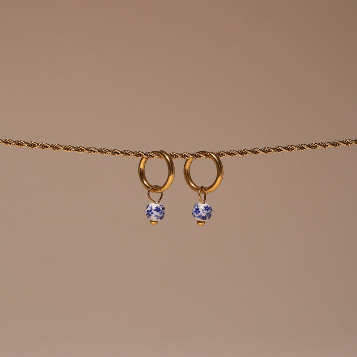 Set aus Gold Creolen für Damen, mit zartem floralem Anhänger. Wasserdicht, hypoallergen und perfekt für jeden Anlass.