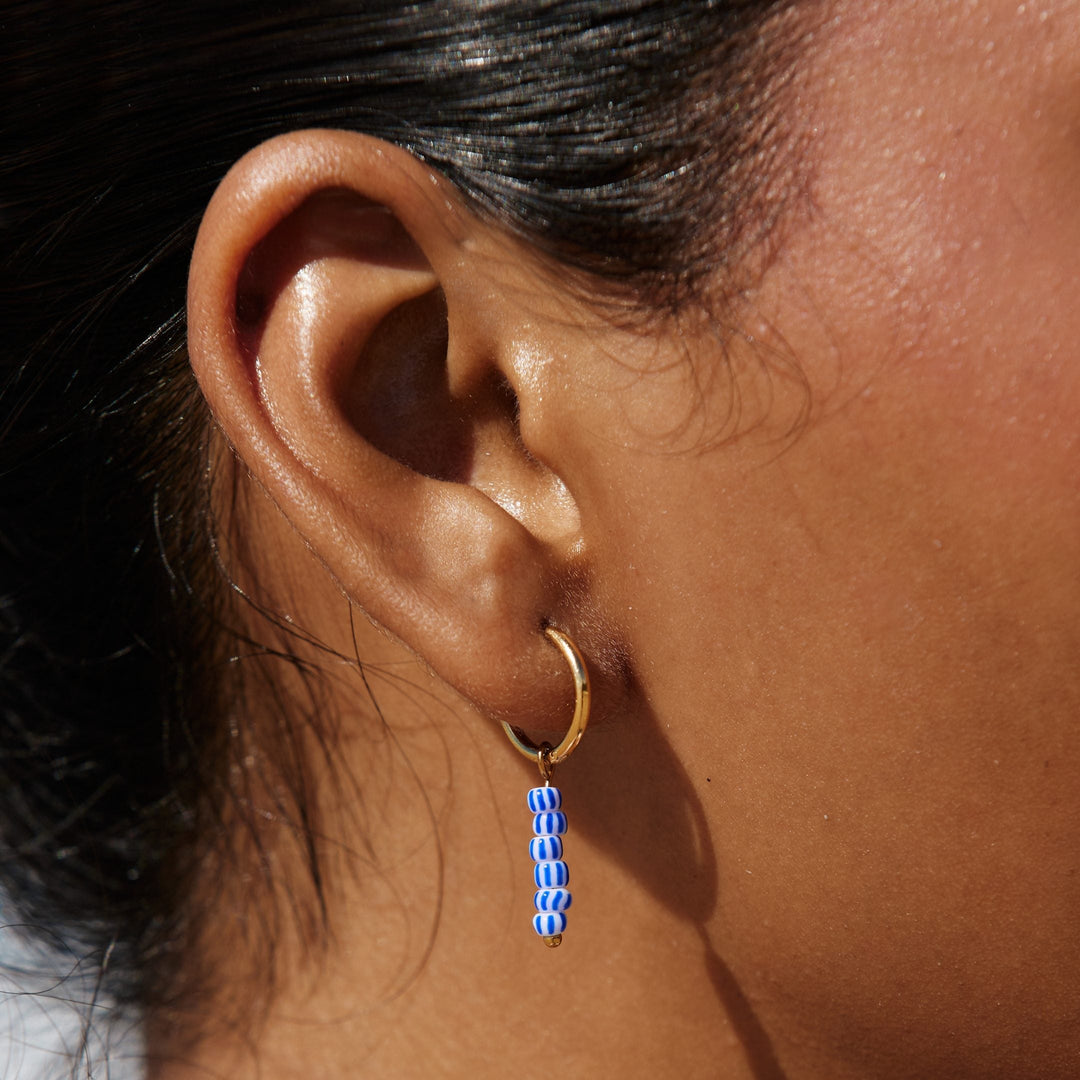 Damen Creolen Gold-Blau mit Perlen. Wasserfeste & hypoallergene Edelstahl-Ohrringe für Alltag & Sommer.