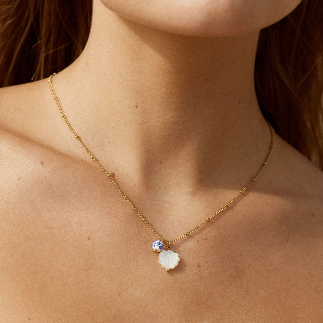 Elegante goldene Damen Halskette, hypoallergen, mit Perlmutt Muschel & Keramikperle. Für Sommer.