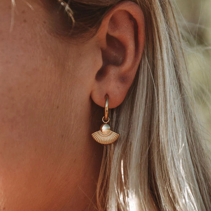 Goldene Boho Creolen für Damen, wasserdicht & hypoallergen. Leichter Alltagsschmuck aus Edelstahl.