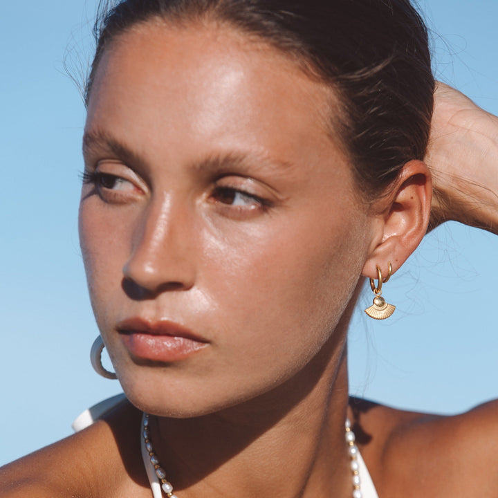 Elegante goldene Edelstahl Creolen im Boho-Stil. Wasserdichte & hypoallergene Damen Ohrringe, perfekt als Geschenk.