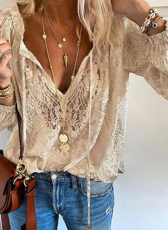 Sommerliche Damenbluse mit V-Ausschnitt, lockerem Schnitt und Boho-Design, ideal für Freizeit.