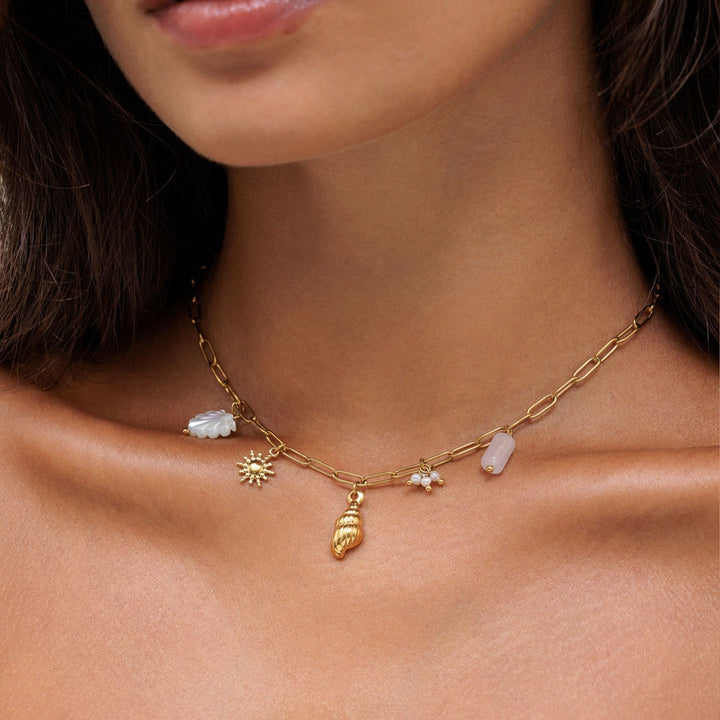 Damen Gold Charm Halskette mit Muschel- & Süßwasserperlenanhängern, elegant für den Sommer.