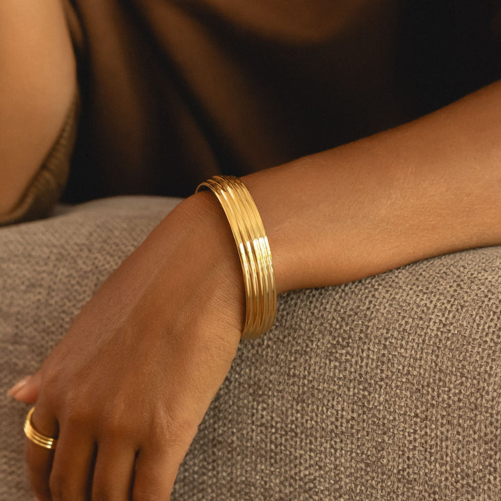 Breiter skulpturaler Damen Gold Armreif aus Edelstahl, verstellbar, stilvoller Statement-Schmuck.