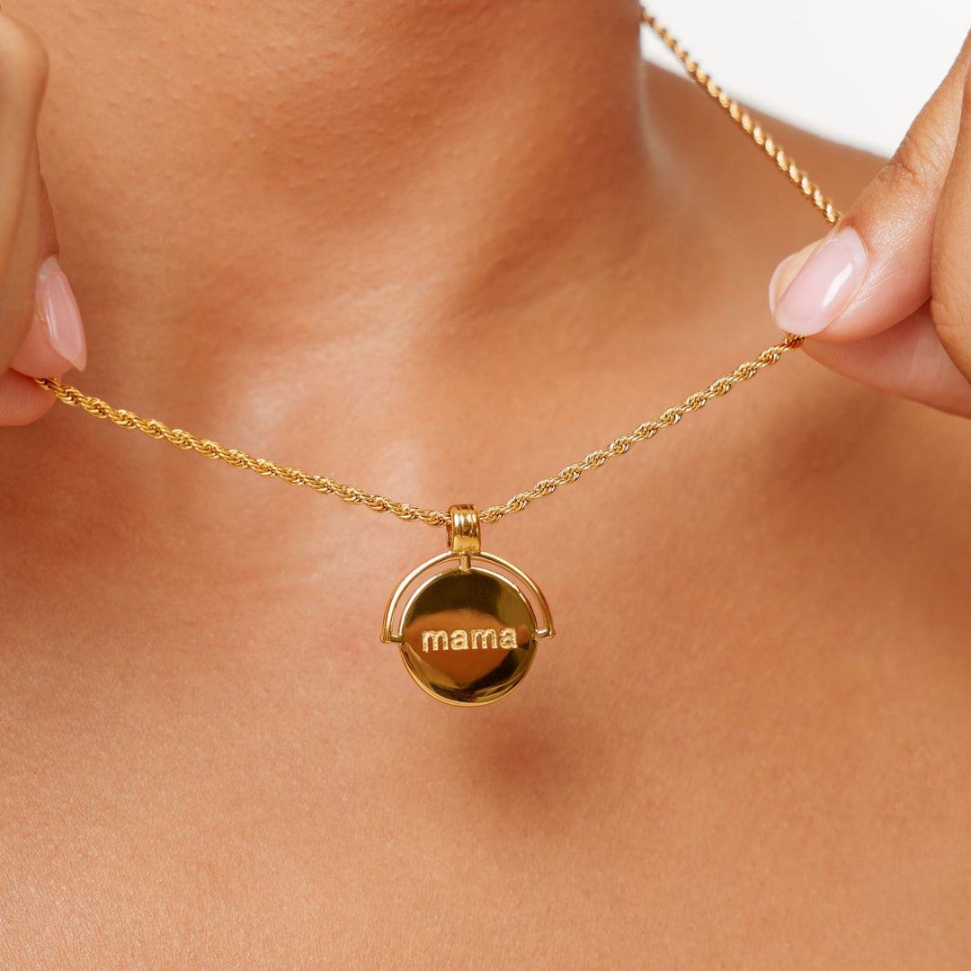 Elegante goldene Damenhalskette aus wasserfestem Edelstahl, personalisierbar mit Gravur, perfektes Geschenk.