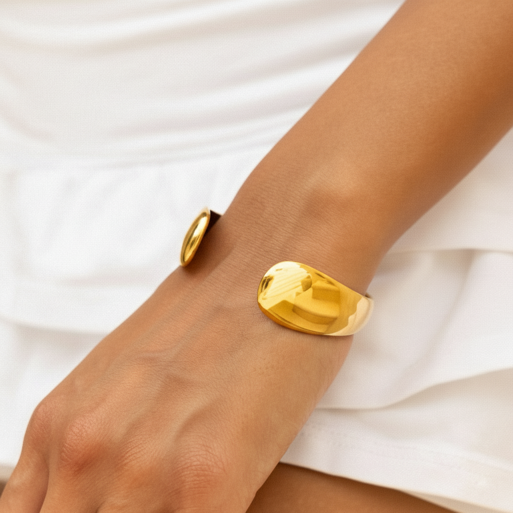 Goldener, breiter Damen Statement Armreif aus Edelstahl, wasserfest & hypoallergen.