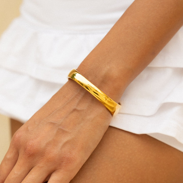 Moderner Damen Goldarmreif, breit & offen, perfekt als Statement-Schmuck, wasserfest.