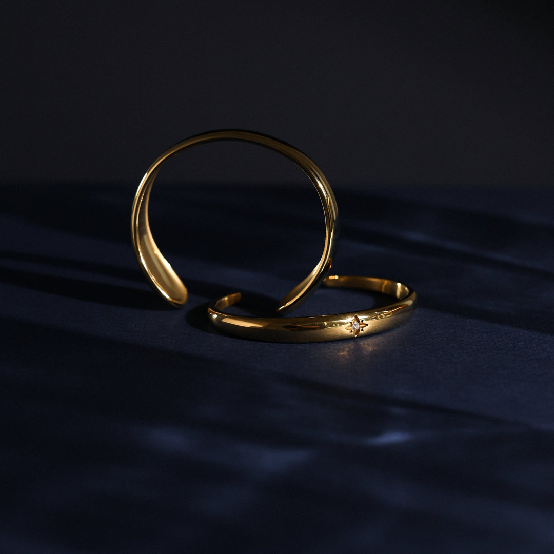 Schicker, breiter Gold Statement-Armreif für Damen, offenes Design, wasserfest & allergikerfreundlich.