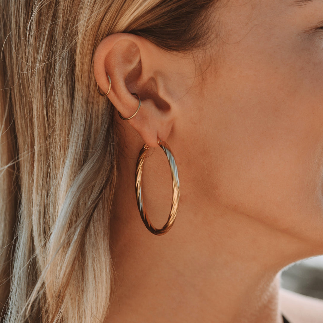 Elegante Damen Creolen Gold gedreht, wasserdicht & hypoallergen. Vielseitiger Edelstahl Schmuck.