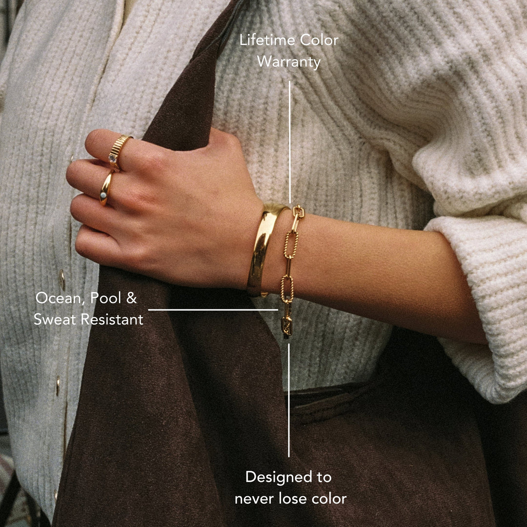 Glänzendes Damen Paperclip Armband, goldfarben aus Edelstahl, wasserfest & verstellbar; ein vielseitiges Accessoire.