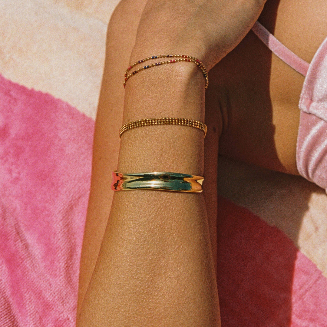 Damen Arm mit Gold-Silber Statement Armreif, wasserdicht & stilvoll, aus Edelstahl.