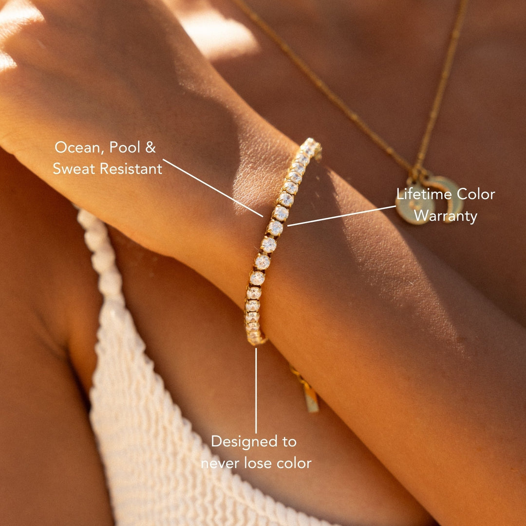 Damen Tennisarmband in Gold, besetzt mit funkelnden Zirkonsteinen. Verstellbarer, wasserfester Schmuck.